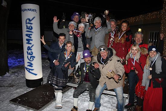so sehen Sieger aus: Angermaier Jubiläums Eisstock-WM in Tracht am Park Cafe (©Foto: Martin Schmitz)